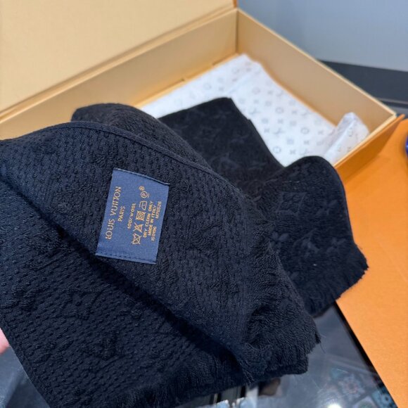 Louis Vuitton Black Monogram Scarf - Picture 6 of 6